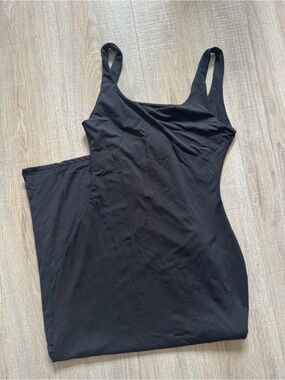 Spandex black midi dress with slit
